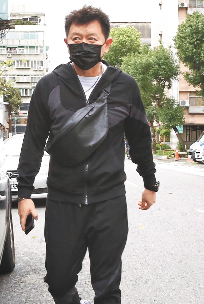 庹宗康昨忍悲与亲友商量明金成的后事细节。（陈俊吉摄）