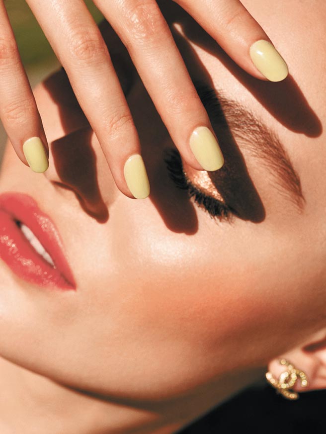 香奈儿COCO持色润唇膏具备增色、滋润特色，展现自然色泽。（香奈儿提供）