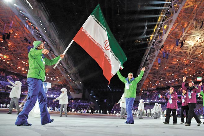 伊朗掌旗官謝姆沙基（左）成為北京冬運首位被驗出禁藥的運動員。（美聯社資料照片）