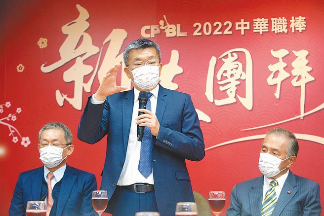 中華職棒會長蔡其昌（中）昨表示，哪個企業成立第6隊將於2月底明朗。（張鎧乙攝）