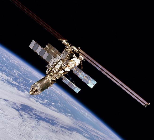 国际太空站从1998年首次飞行升空开始组建，经过50次太空飞行和组装，总重量达420吨，内部有1200立方公尺的空间，由美、俄、加、日、欧等5个国家与组织共同营运。（图／NASA）