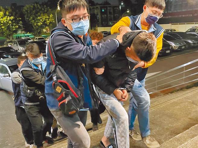 34岁锺姓男子在新北市中和区经营的通讯行内遭殴伤致死，警方11日晚间9时许逮捕詹姓主嫌等4人。（叶书宏摄）