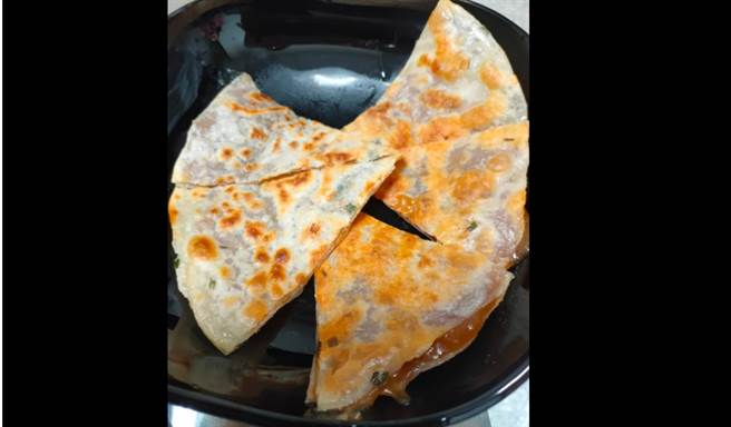 有妈妈在脸书社团分享蛋饼皮+年糕的吃法，吸引许多人跟着尝试，社团瞬间掀起一股「蛋饼年糕风」。(图／翻摄自 我爱全联-好物老实说) 