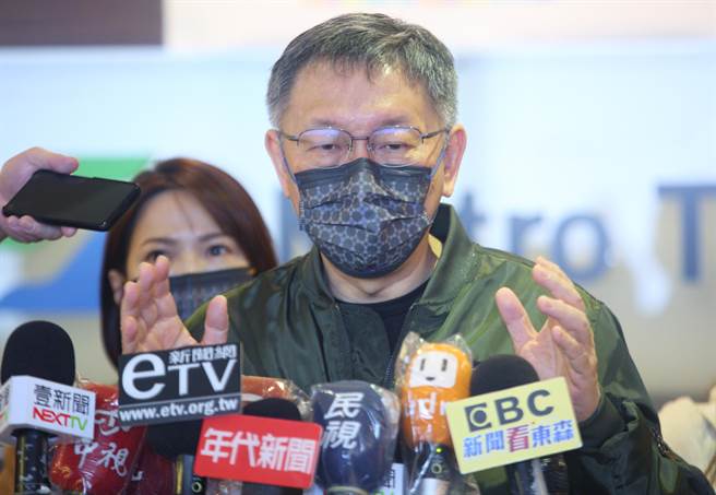 台北市長柯文哲12日出席市府舉辦的首長共識營，面對立委鄭運鵬稱物價上漲薪資也跟著漲，他質疑鄭經濟學是念哪本教科書。（張鎧乙攝）