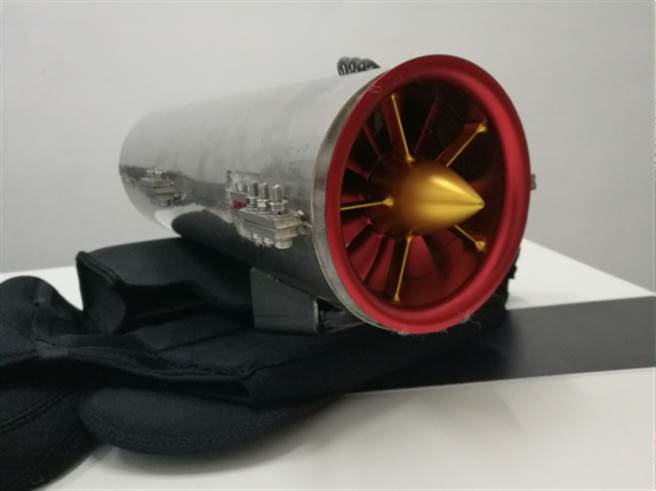 北京冬奥》用于冬奥运动员日常训练的「飞弹助推器」。（环球网）