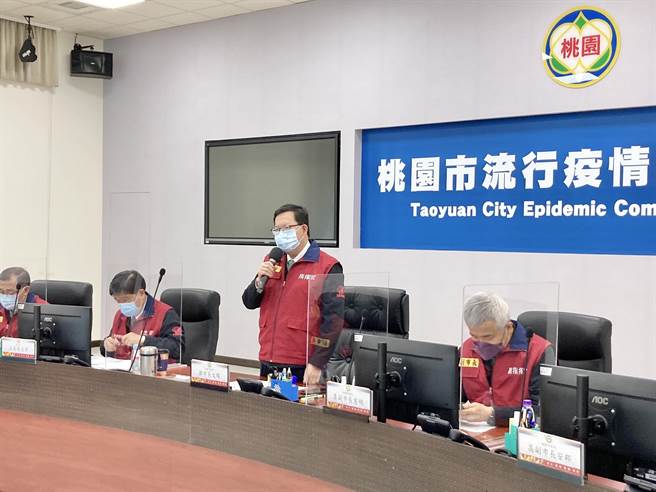 他说，昨天学校开学，他视察后发现防疫皆准备妥当，有26万8159名学生正常返校，但也有2189人因防疫请假。（桃园市新闻处提供）