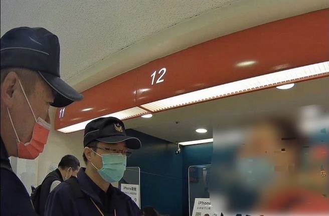 台中市政府警察局第四分局大墩派出所警员，接获金融单位通报，有民眾欲临柜匯款新台币25万元，疑似遭诈骗，力劝阻止受骗，保住血汗钱。（民眾提供／卢金足台中传真）