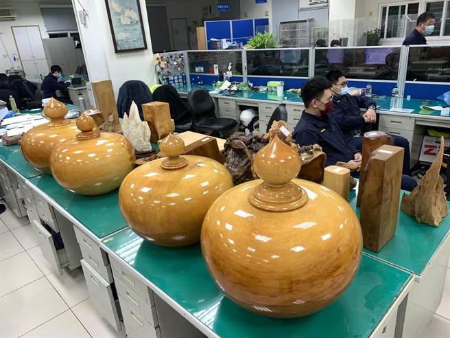 桃园市1名男子日前遭窃破百万木制工艺品、黑檀木神桌，连监视器主机都被搬走。赶紧向警方报案，但员警发现竟是49岁李姓熟人所为。（翻摄照片）