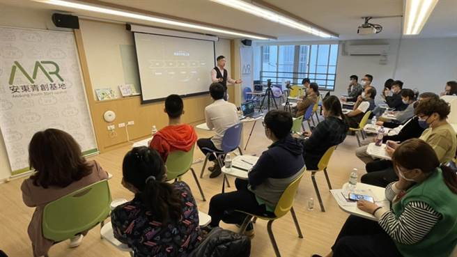 未来CEO创新创业讲堂──「未来式元宇宙利器」。（图／仙人掌协会提供）