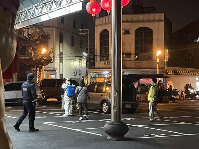 台南市安南區某宮廟昨天傳出環保人員清消。(讀者提供／曹婷婷台南傳真)