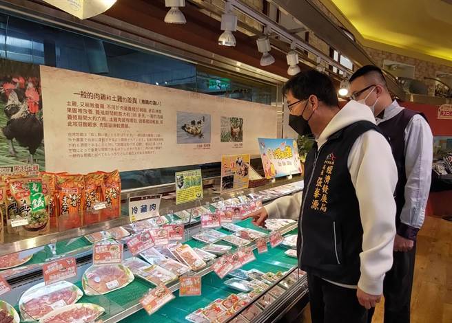 台中市经发局长张峯源至贩售日系商品居多的生鲜超市视察，透过明确的产地标示降低消费者疑虑，业者依规标示制造原产地的都、道、府、县名为食安把关。（台中市府提供／卢金足台中传真）