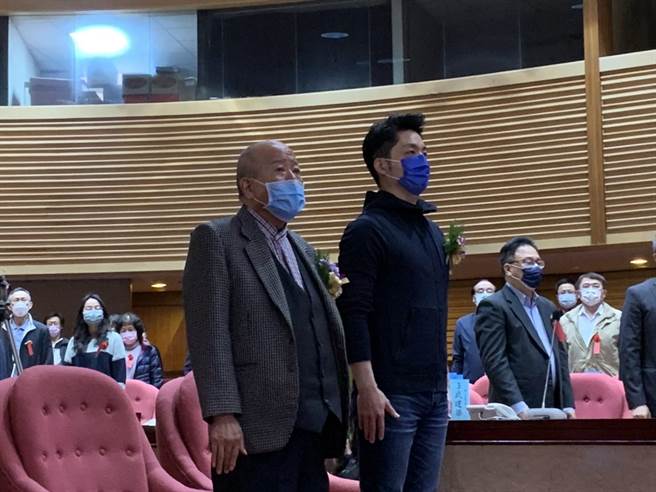 國民黨立委蔣萬安上午赴台北市議會參與北市中正獎學金頒獎典禮前接受媒體聯訪。（黃婉婷攝）