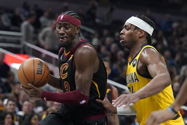 骑士后卫利佛特(左)运球突破溜马前锋希尔德的防守。(美联社)