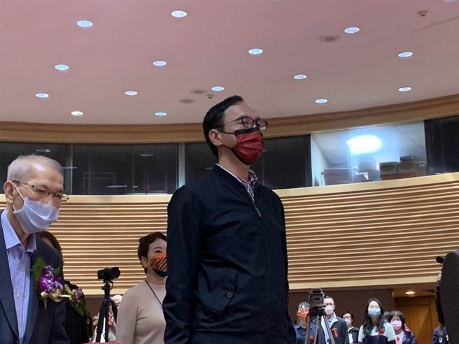 国民党主席朱立伦上午赴台北市议会参与北市中正奖学金颁奖典礼前接受媒体联访。（黄婉婷摄）