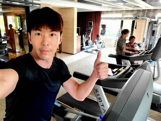 黃少祺發誓要靠自己的力量照顧母親。(圖/取自黃少祺臉書)