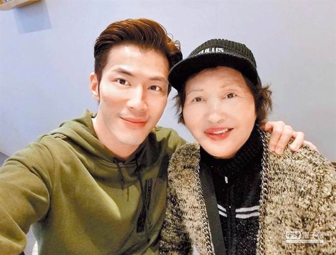 黃少祺與母親曾被當街斥罵。(圖/取自中時電子報)