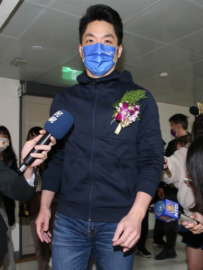 國民黨立委蔣萬安（見圖）12日出席北市中正獎學金頒獎典禮前接受媒體聯訪，被媒體問到北市長選戰提前開打，不斷有政敵攻擊聲勢是否太過？回應表示其實民眾最關心的是疫情發展、何時能趨緩和解封，讓生活回到正常，才是民眾最關心的事情，不適合每天在談選舉。（趙雙傑攝）