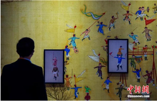 2021年中国国际服务贸易交易会国家会议中心展区，一位参会者在故宫博物院展台观看结合数字技术进行展示的《冰嬉图》。（中新社）
