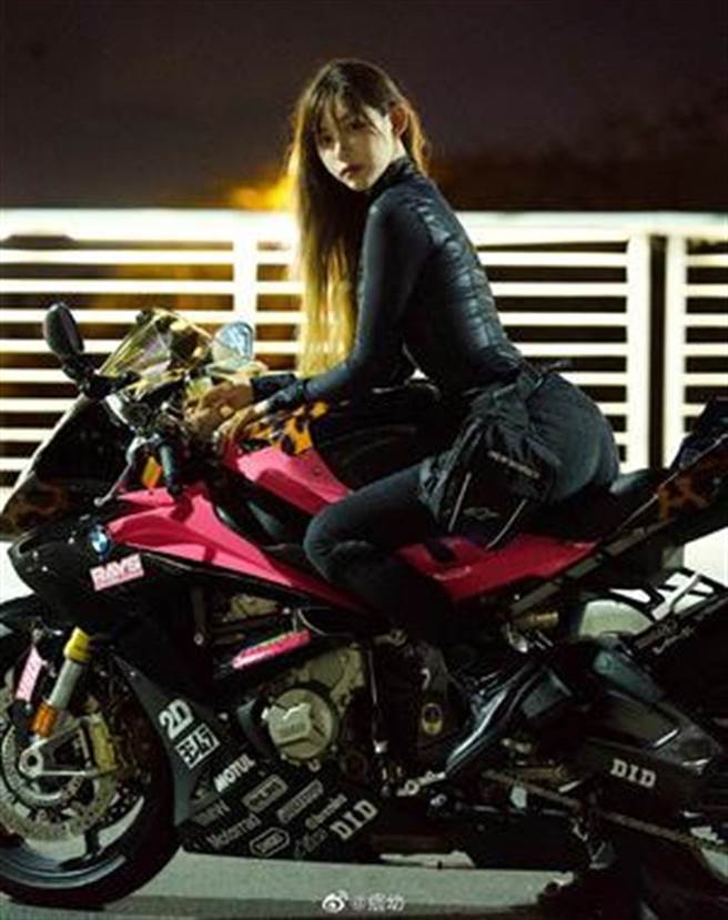 痞幼遭网友一一戳破千金人设，人气却持续爆衝。(图/翻摄自痞幼微博)