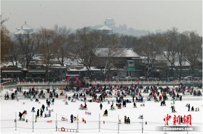 2022年1月22日，北京什剎海冰场雪后游人眾多。（中新社）