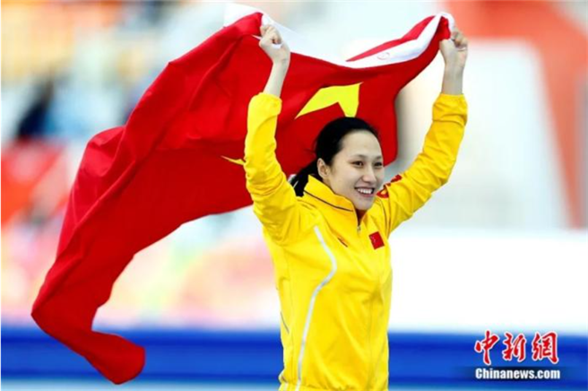 2014年冬奥会速度滑冰女子1000米决赛中，中国选手张虹以1分14秒02夺得金牌，这是中国冬奥会歷史上首枚速度滑冰金牌。（中新社）