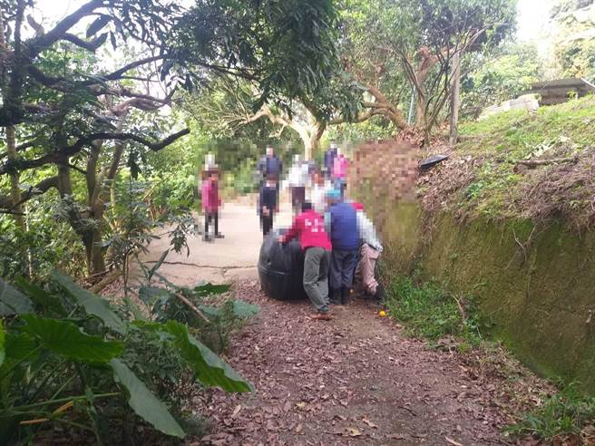 嘉义县消防救护人员与民眾合力搬动翻覆的农用车。（读者提供）