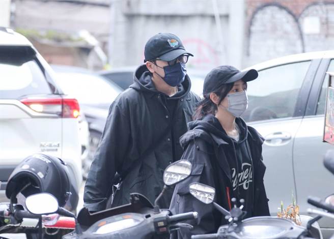 坤达（左）与柯佳嬿早上到灵堂悼念明金成。罗永铭摄