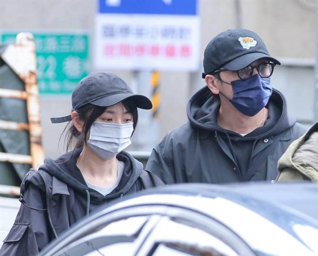 坤达与柯佳嬿神情哀戚。罗永铭摄