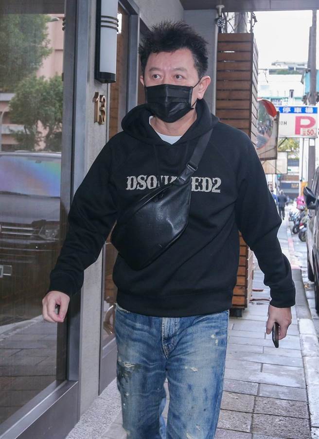 庹宗康与明金成是好兄弟，连2天到灵堂与六月、屈中恒讨论明金成的后事。罗永铭摄