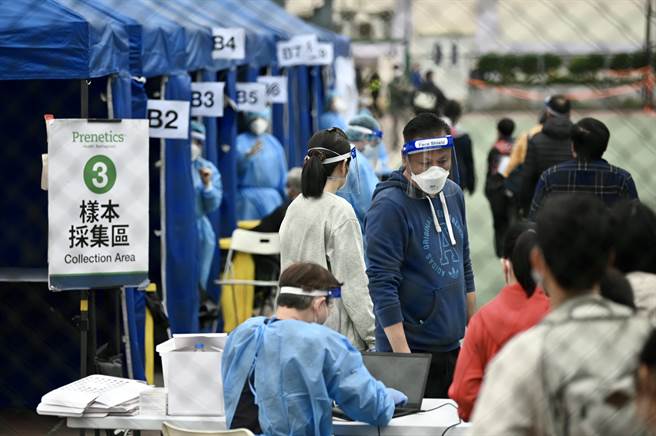 香港各社区检测中心及流动採样站均有大批市民排队检测。图为亚皆老街游乐场流动採样站，有市民排队检测。（中新社）