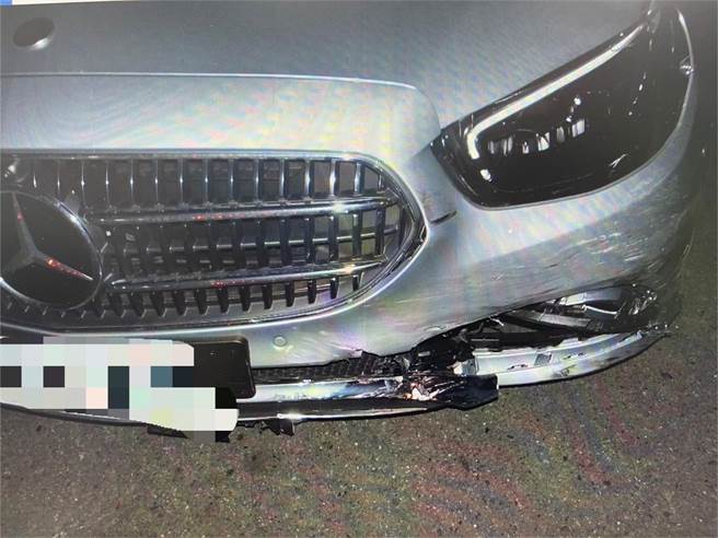 宾士车主称一时疏忽未注意撞到人。（警方提供）