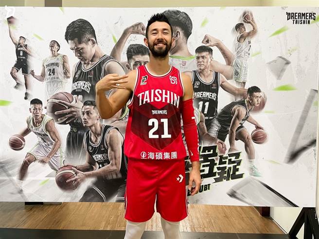 梦想家这套全新红色球衣真的是喜气十足。(台新梦想家提供)