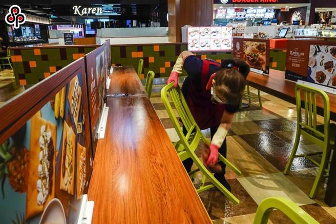 中央流行疫情指挥中心在去年5月中旬将全国升为三级警戒，要求多个行业停业、餐饮停止内用重创劳动市场。（报系资料照）