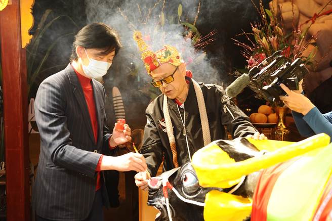 圣母庙的春牛春节期间请来台南市文化局长叶泽山完成开光点睛，目前放在庙内，庙方考虑復办鞭春牛与抢春牛仪式。（正统鹿耳门圣母庙提供／程炳璋台南传真）