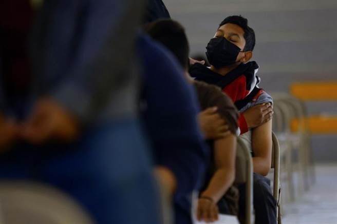 第3剂新冠肺炎疫苗在接种4个月后，原本的重症防护力会由前两个月的91%，下滑至78%左右，这意味着民眾有可能要接种第4剂疫苗。(图/路透社)