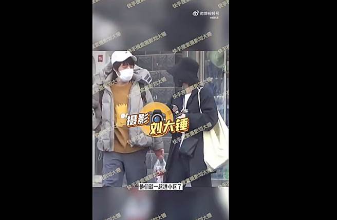 郭采潔（右）和伊德爾在街上被拍到。（圖／翻攝自秒拍）