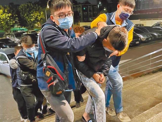 34岁锺姓男子在新北市中和区经营的通讯行内遭殴伤致死，警方11日晚间9时许逮捕詹姓主嫌等4人。（叶书宏摄）