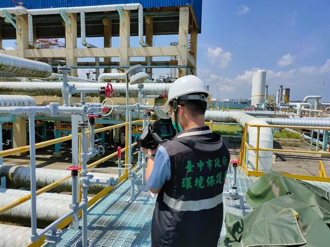 台中市环保局引进高科技仪器，监测、稽查并取缔违法排放挥发性有机物，颇见成效。（环保局提供／林欣仪台中传真）