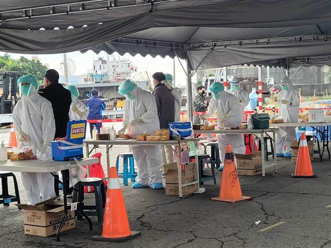 情侶檔中的女友弟（案19530）入住的防疫旅館與高雄港個案相鄰，中央流行疫情指揮中心昨表示會從高雄港案來做溯源；圖為高雄港民眾填寫資料及篩檢情形。（港務公司提供／洪靖宜高雄傳真）