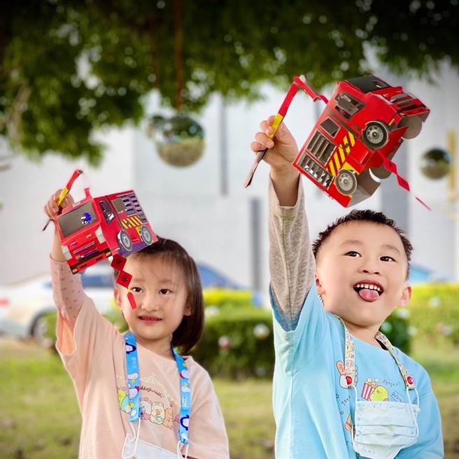 嘉义市消防车造型小提灯，造型特殊，很抢手。（嘉义市消防局提供）