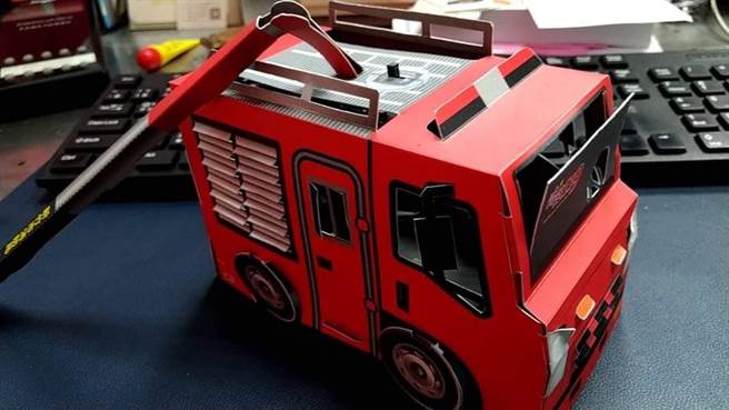 嘉义市消防车造型小提灯，造型特殊。（嘉义市消防局提供）