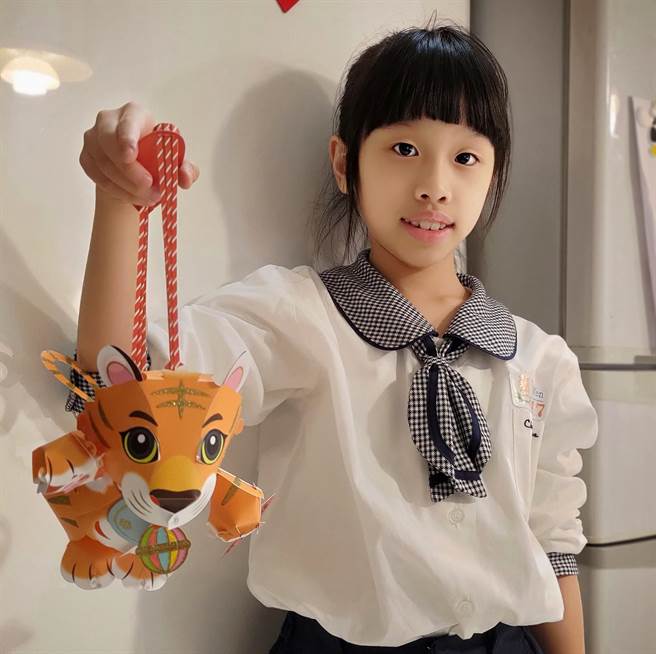 嘉义市议员郑光宏分送市府制作的虎年小提灯，大受欢迎。（郑光宏提供）