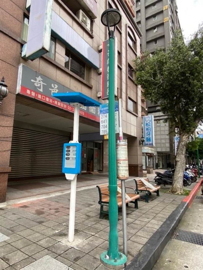 议员锺佩玲发现，重庆北路3段某智慧站牌设置却因委外设计不当，导致现场呈现路灯、传统公车站牌及智慧型站牌「多杆林立」，背离减杆目标也毁坏市容，更让民眾眼花撩乱。（锺佩玲提供）