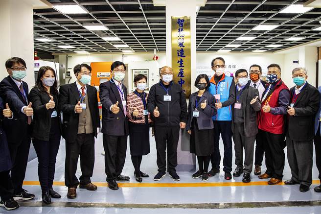 敏实科技大学人工智慧学院智慧制造生产中心，由世界百大汽车零组件的敏实集团创办人秦荣华（中）等人热闹揭牌。（罗浚滨摄）