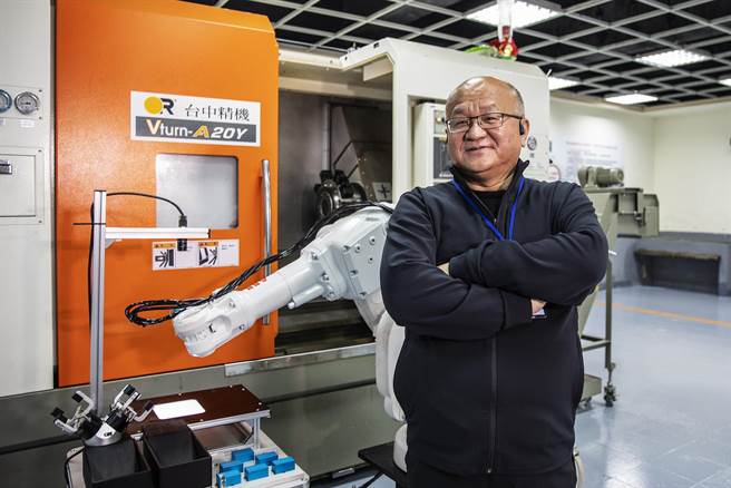 敏实集团创办人秦荣华说，智慧化生产是世界趋势，「未来工厂」需要大量的软、硬件人才，学生在智慧制造生产中心可以把很多东西熟练起来。（罗浚滨摄）