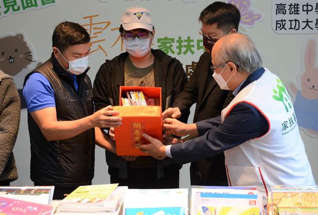 高雄中學71級校友（左一和右二）幫雲林家扶學生埋單參考書的款項，今天送到雲林家扶北港服務處，溫姓同學（左二）代表開箱。（周麗蘭攝）