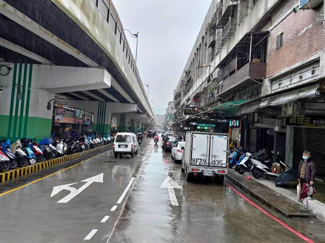 基隆市旭川河匯入基隆港，但河上加蓋的3棟大樓與仁愛市場，長年排放汙水入河導致水質惡臭，基隆市政府稍早表示，該處已被納入汙水下水道第三期實施計畫，未來不會直接派放至旭川河中。（基隆市政府提供提供）