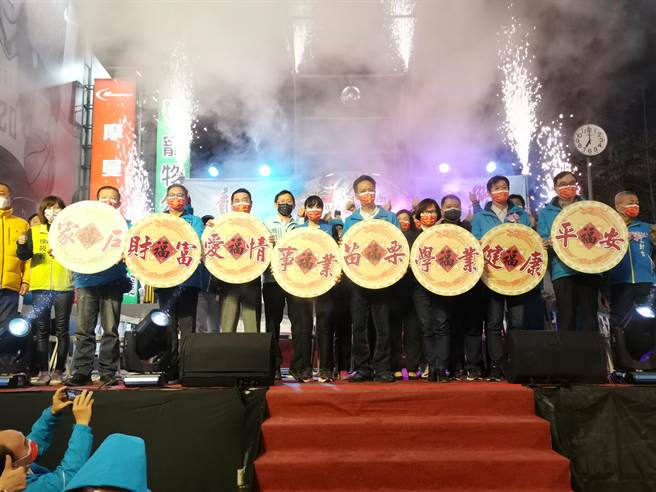 苗栗2022（火旁）龙踩街活动，11日晚间在苗栗市南苗三角公园开演。（谢明俊摄）