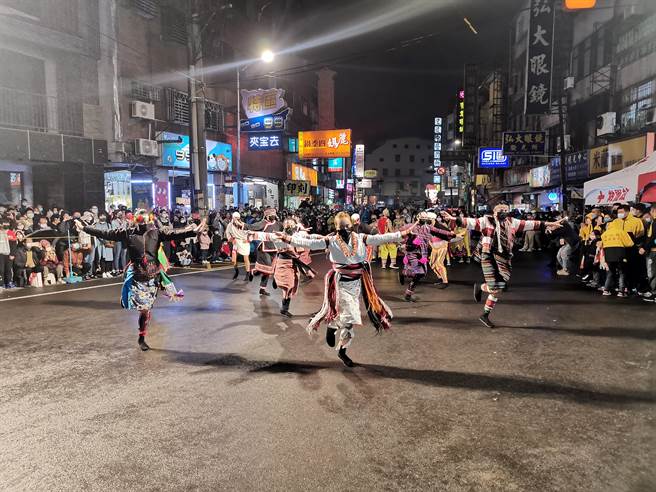 苗栗（火旁）龙踩街表演由巴西打击乐团及传源文化艺术团领军。（谢明俊摄）