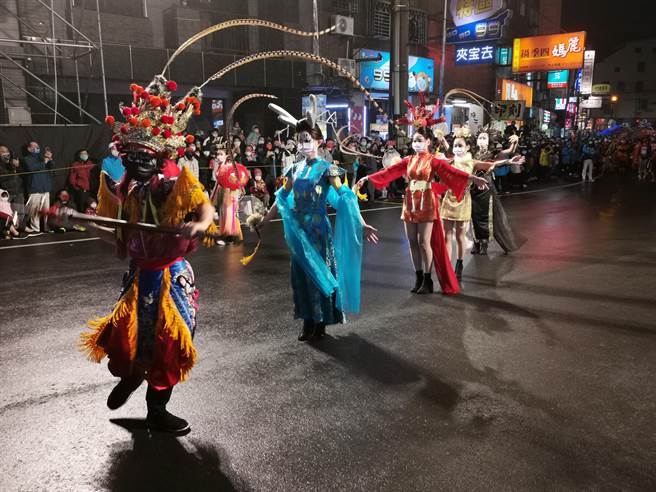 将艺团表演。（谢明俊摄）